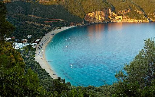By Parga Lichnos Beach hotel [Public domain], via Wikimedia Commons https://upload.wikimedia.org/wikipedia/commons/7/7e/Parga_Lichnos_beach.jpg Лучшие курорты Греции